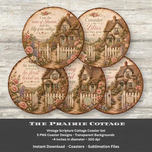 Pode incluir: Conjunto de cinco bases para copos redondas em estilo vintage. Cada base apresenta uma cena de casa de campo com uma cerca branca, flores e texto bíblico. As bases para copos têm cerca de 10 cm de diâmetro.
