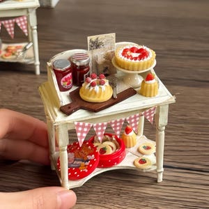Mesa de postres victoriana en miniatura / Soporte para tartas vintage hecho a mano / Decoración para fiestas de té | Muebles de casa de muñecas de panadería europea / Regalo para ella y niños