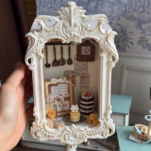 Mesa de postres victoriana en miniatura / Soporte para tartas vintage hecho a mano / Decoración para fiestas de té | Muebles de casa de muñecas de panadería europea / Regalo para ella y niños