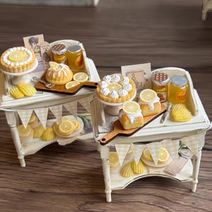 Mesa de postres victoriana en miniatura / Soporte para tartas vintage hecho a mano / Decoración para fiestas de té | Muebles de casa de muñecas de panadería europea / Regalo para ella y niños