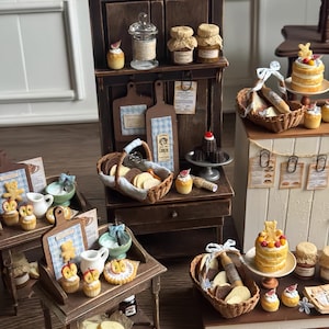 Mesa de postres victoriana en miniatura / Soporte para tartas vintage hecho a mano / Decoración para fiestas de té | Muebles de casa de muñecas de panadería europea / Regalo para ella y niños