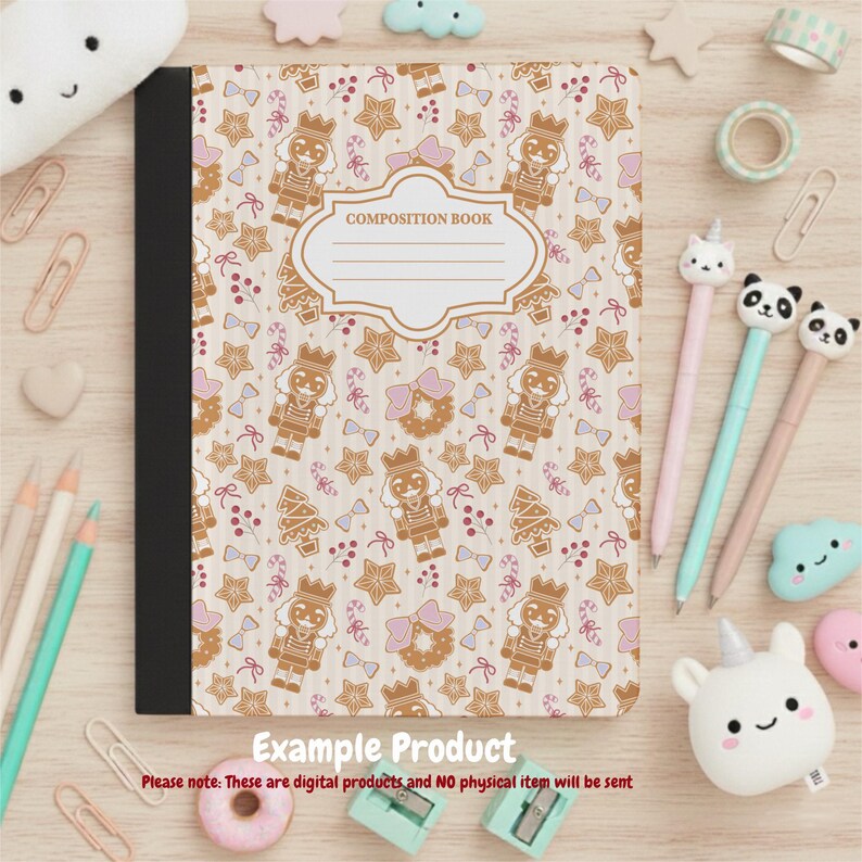 K&ouml;nnte beinhalten: Ein Notizbuch mit einem festlichen Muster aus Lebkuchen-Nussknackern, Sternen und Schleifen. Das Cover hat ein wei&szlig;es Etikett mit der Aufschrift "COMPOSITION BOOK". Das Bild enth&auml;lt auch Stifte, Radiergummis und andere Schreibwaren.