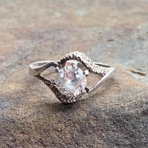 Anillo de plata de ley vintage con circonita cúbica transparente tipo bypass