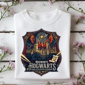 Peut inclure: Sweat-shirt blanc orné d'un écusson de Poudlard. L'écusson comprend un château, un phénix et les mots "Hogwarts School of Witchcraft & Wizardry". Le design est en bleu, rouge, or et marron.