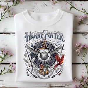 Peut inclure: Un sweat-shirt blanc à col rond avec une impression graphique portant le texte Harry Potter Always. Le motif comprend un choixpeau, un vif d'or, un phénix, une chouette, une baguette, une épée et un blason avec quatre emblèmes d'animaux.