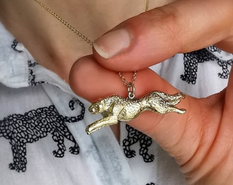 Handgemachte Geparden-Halskette: Laufender Leopard aus recyceltem Sterlingsilber oder Gold