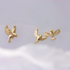 Orecchini a bottone per uccelli non corrispondenti, orecchini per uccelli asimmetrici, regalo per gli amanti degli uccelli, gioielli per uccelli fatti a mano, regalo per osservatore di uccelli in argento sterling