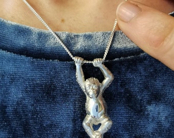 Collar de orangután hecho a mano: colgante de mono oscilante en plata de ley o oro