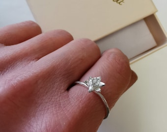 Anello con narciso fatto a mano - Gioielli floreali per la nascita di marzo in argento sterling o oro