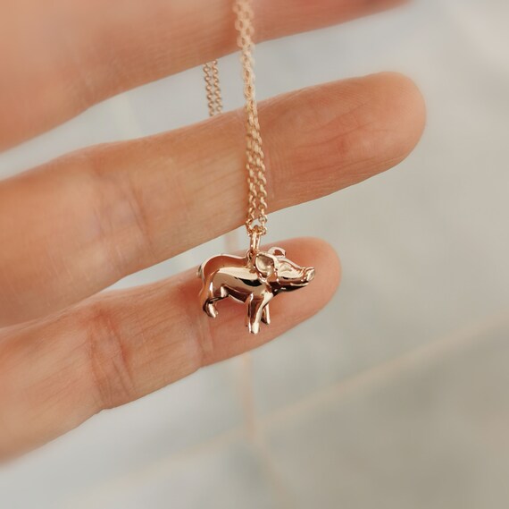 手作りの子豚ペンダントネックレス：リサイクルシルバーまたはゴールド
