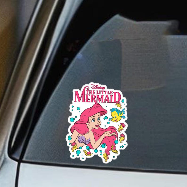 Op de afbeelding: Een gestanste vinylsticker met het Disney The Little Mermaid logo in roze tekst boven een illustratie van Ari&euml;l met lang rood haar en een paarse schelpentop, vergezeld door Botje en diverse kleine gele zeepaardjes en blauwe bubbels.