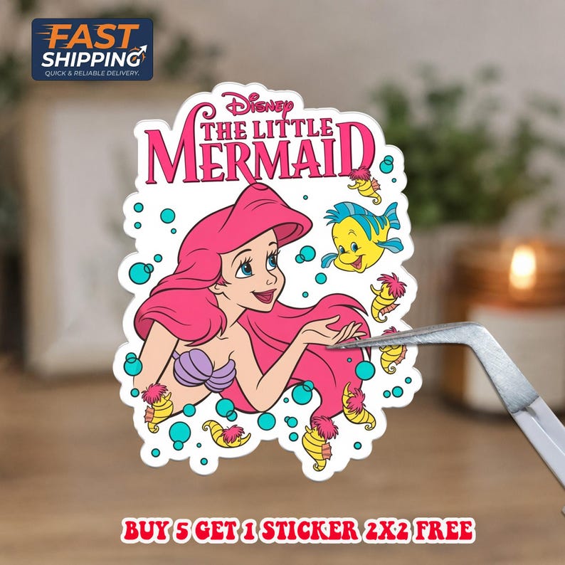 Op de afbeelding: Een gestanste sticker met Ariel uit Disney's De Kleine Zeemeermin met felroze haar, een paarse schelpentop en de gele vis Botje. Het ontwerp bevat kleine zeepaardjes en blauwe bubbels, met de tekst Disney The Little Mermaid.