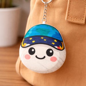 Può includere: Un cartello in legno fatto a mano con la scritta "Welcome" in un carattere giocoso. Presenta uno sfondo bianco invecchiato e una cornice marrone scuro, perfetto per una porta d'ingresso o un ingresso.