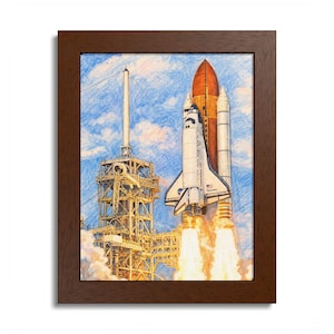 以下が含まれることがあります： 額装されたアートワークは、スペースシャトルの打ち上げを描いています。 白い機体とオレンジ色の燃料タンクを持つシャトルが、炎と煙の中で上昇しています。 発射台が、雲のある青い空を背景に表示されています。 フレームは濃い茶色です。