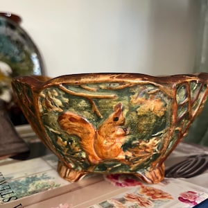 Antik Weller träslöjd ekorrskål, 1920-talets fotkruka, American Arts & Crafts keramik