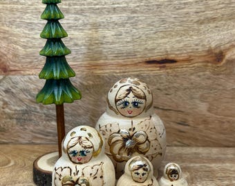 Vintage Matrjoschka-Puppen, 5er-Set | Handbemalt mit goldfarbenem Blumendekor, handgebrannte Holzverzierungen, Volkskunst