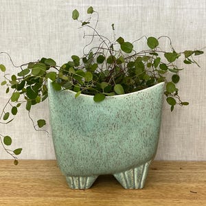 Cache-pot vintage en céramique vert d'eau mouchetée, style Mid-Century Modern, sur pied.