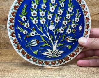 Azulejo de cerámica estilo Iznik vintage con el Árbol de la Vida, pintado a mano con motivos florales azules.
