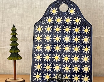 Vintage polnischer Keramik-Untersetzer, Manufaktura Boleslawiec Wanddeko „Blaue Gänseblümchen“, glasierte Keramik im Schneidebrett-Stil