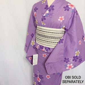 Yukata kimono en coton violet, neuf avec étiquette, motif fleurs de cerisier sakura et lavande, robe japonaise décontractée. Ceinture obi non incluse.