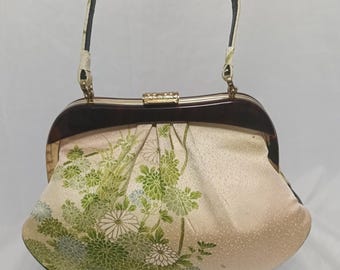 Bolso de mano japonés vintage de seda estilo kimono, estampado de crisantemos verdes, cierre de broche ornamentado, bolso retro para fiestas de té, bolso de tela tejida