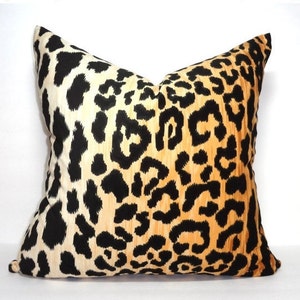 Pu&ograve; includere: Un cuscino decorativo con un motivo a stampa leopardata in tonalit&agrave; di nero, marrone e beige.