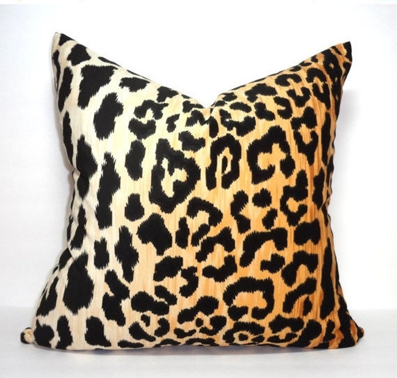Pu&ograve; includere: Un cuscino decorativo con un motivo a stampa leopardata in tonalit&agrave; di nero, marrone e beige.
