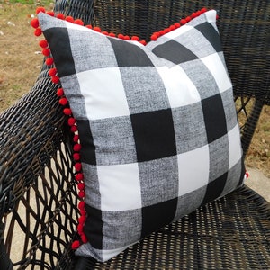 Funda de almohada Buffalo con cuadros blancos y negros y pompones rojos. Funda de almohada negra grande con cuadros y pompones rojos. Elige la talla.