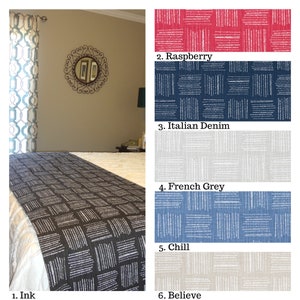Puede incluir: Un cubrecama negro y blanco con un diseño geométrico. El cubrecama está sobre una cama con una cabecera blanca y una manta blanca. El cubrecama está disponible en seis colores diferentes: Tinta, Frambuesa, Denim italiano, Gris francés, Chill y Creer.