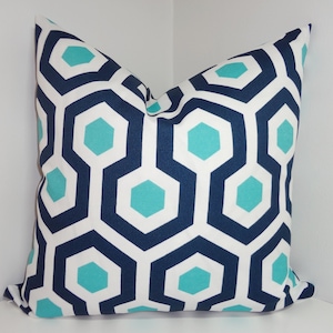 Housse d’oreiller extérieure Magna Geometric Aqua Blue / Navy Deck Patio Pillow Cover 18X18