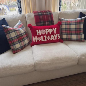 ¡Llegaron las fiestas! ¡Los cuadros escoceses son tendencia! Funda de almohada a cuadros Covington de 45 x 45 cm, color rojo, verde y cobalto.