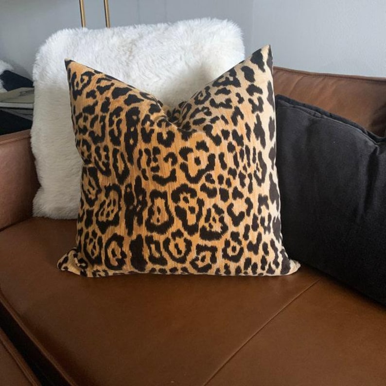Federa per cuscino in velluto con stampa animalier Braemore Jamil, nera e marrone chiaro, con stampa leopardata. Scegli la taglia. immagine 9