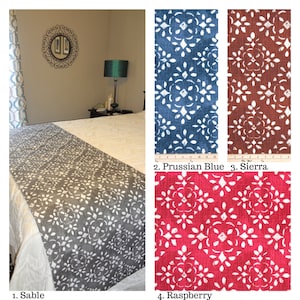 Puede incluir: Primer plano de cuatro muestras de tela diferentes con un patrón floral blanco sobre un fondo gris, azul, rojo y marrón. Las muestras de tela están etiquetadas como 1. Sable, 2. Azul Prusia, 3. Sierra y 4. Frambuesa.