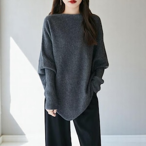 Suéter de punto asimétrico de lana merino: jersey minimalista con mangas de murciélago