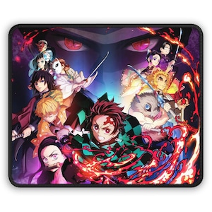 Puede incluir: Alfombrilla de ratón rectangular con una vibrante ilustración de estilo anime. El diseño muestra múltiples personajes con espadas y poses de acción dinámicas, sobre un fondo de tonos rojos y morados ardientes. La alfombrilla tiene un borde negro.