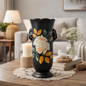 ヴィンテージ ブレントリーウェア 花瓶 | 手描きのバラの花柄、ブラックサテンセラミック