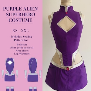 Può includere: Un costume da supereroe alieno viola esposto su un manichino. Il costume comprende un body, una gonna con tasche, pezzi per le braccia e scaldamuscoli. Il design presenta dettagli argentati e un ritaglio a forma di diamante. Il testo sull'immagine recita "PDF Digital Sewing Pattern" e "PURPLE ALIEN SUPERHERO COSTUME".