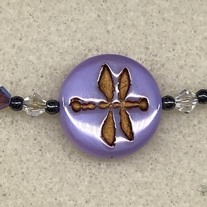 Halsband med lila, opalinpärlor och trollslända