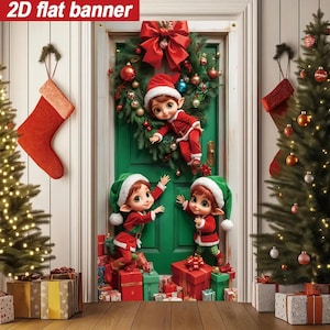 Op de afbeelding: Een kerstdeurbanner met de tekst "2D flat banner". De banner toont een groene deur versierd met een krans en drie elfenfiguren in rode en groene outfits. Rode kousen en kerstbomen flankeren de deur.