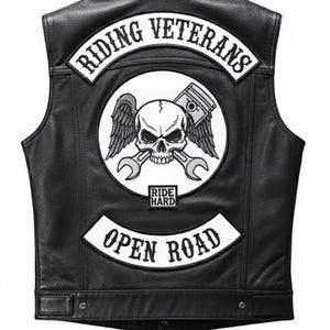 Puede incluir: Chaleco de motorista de cuero negro con parches. La espalda presenta un gran parche con una calavera, alas y llaves inglesas, y las palabras "RIDING VETERANS" y "OPEN ROAD". El chaleco tiene un estilo motero clásico.