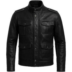 Puede incluir: Chaqueta de cuero negra con cuello alto y cuatro bolsillos delanteros. La chaqueta tiene cierre de botones y charreteras. Las mangas son largas. Una prenda de abrigo clásica y elegante.