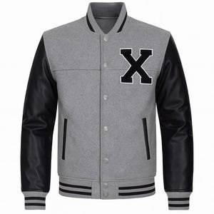 Puede incluir: Chaqueta universitaria gris con mangas de cuero negro. La chaqueta presenta un gran parche negro con la letra "X" en el pecho, cuello, puños y dobladillo acanalados con rayas negras y cierre de botones.