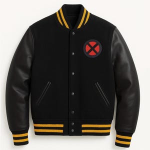 Pode incluir: Casaco universitário preto com mangas de couro preto, gola, punhos e bainha listrados em amarelo e preto. O casaco apresenta um patch circular vermelho e preto no peito.