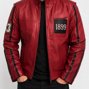 Heren rode leren bikerjas, handgemaakt, vintage retro, klassieke sportieve jas uit 1899 met strepen.