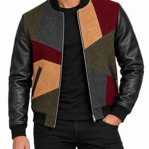 Puede incluir: Una chaqueta tipo bomber con mangas largas negras y un panel frontal compuesto por parches geométricos de mezcla de lana en tonos verde oliva, gris carbón, burdeos y bronceado. Incluye cuello, puños acanalados negros y una cremallera plateada.