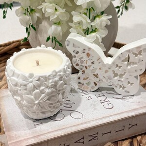 Coffee Scented Soy Candle in Eco Resin Jar, Flower Relief Handcrafted Candle, Gift for Coffee Lovers, Reusable Aesthetic Pot.