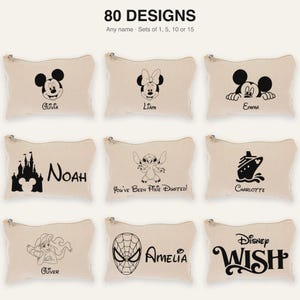 Puede incluir: Nueve estuches de lona beige con cremallera que presentan estampados gráficos en negro de varios personajes e iconos, incluyendo a Mickey Mouse, Minnie Mouse, un castillo, Stitch, un crucero, Ariel, Spider-Man y el texto Disney Wish y nombres.