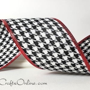 Peut inclure: Ruban en tissu &agrave; motif pied-de-poule noir et blanc avec une bordure rouge. Le ruban est enroul&eacute; et a un l&eacute;ger brillant.