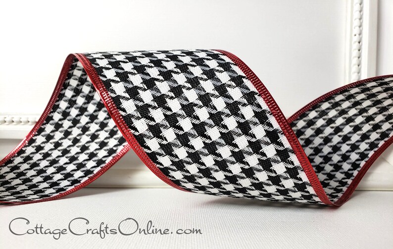 Peut inclure: Ruban en tissu &agrave; motif pied-de-poule noir et blanc avec une bordure rouge. Le ruban est enroul&eacute; et a un l&eacute;ger brillant.