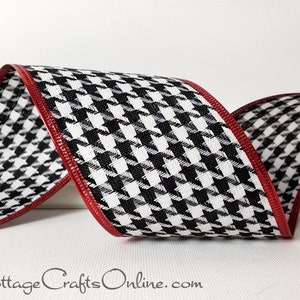 Peut inclure: Ruban en tissu &agrave; motif pied-de-poule noir et blanc avec une bordure rouge. Le ruban mesure 2,5 pouces de large.